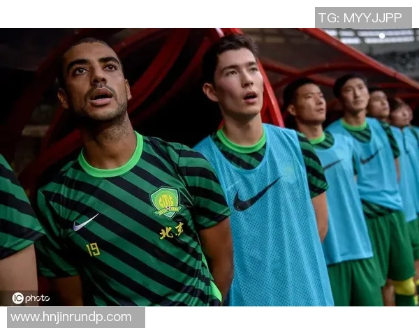 足球明星们齐唱国歌展现爱国情怀与团结精神的动人瞬间